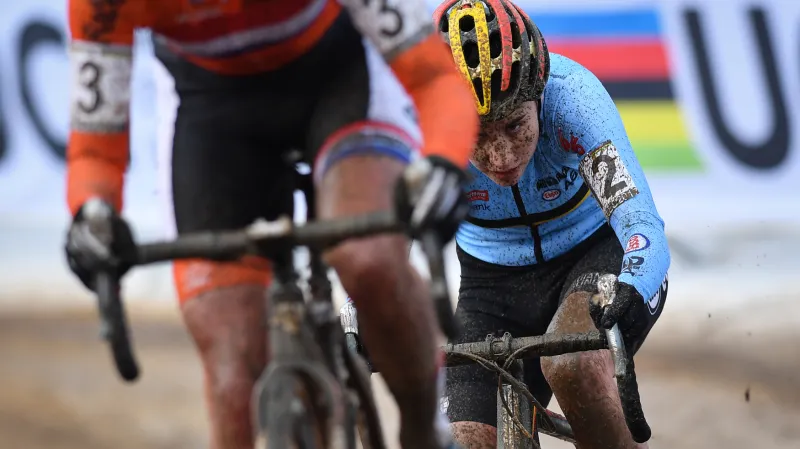 Dramatický závěr závodu žen na MS v cyklokrosu