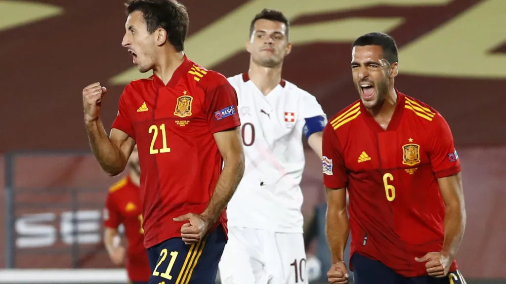 Španěl Mikel Oyarzabal (vlevo) se raduje z gólu