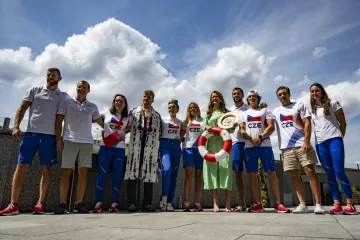 Barbora Krejčíková s českými sportovci oděnými do olympijského