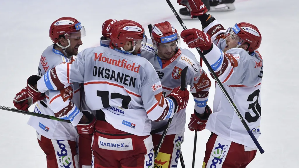 Hokejisté Hradce Králové slaví branku