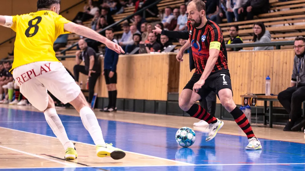 Lukáš Rešetár z Plzně (vpravo) v utkání se Spartou