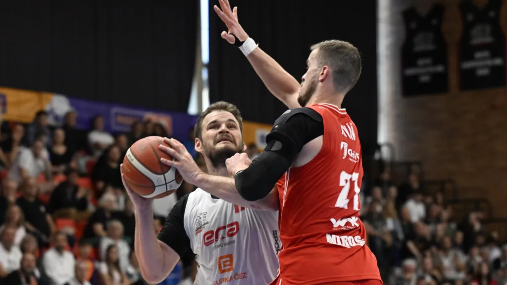 Jaromíra Bohačíka z Nymburka brání Luboš Kovář z Pardubic