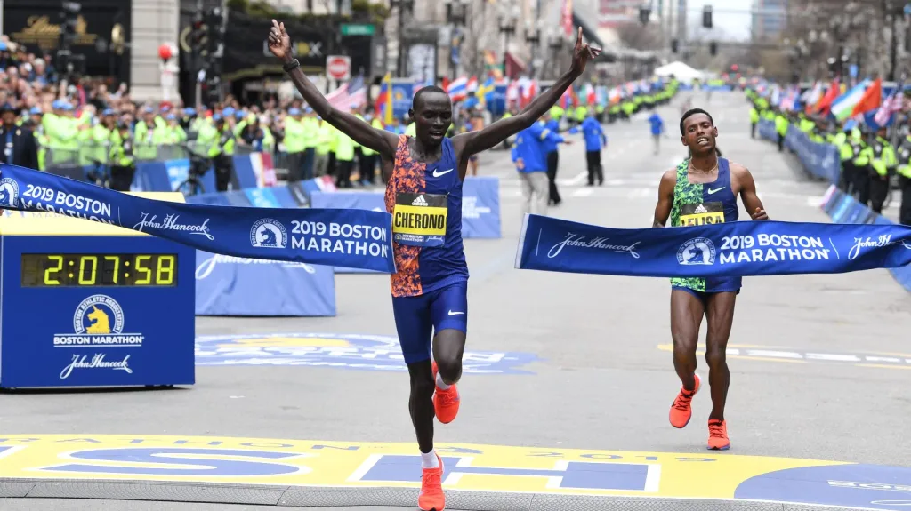 Lawrence Cherono poráží ve finiši Bostonského maratonu Lelisu Desisu