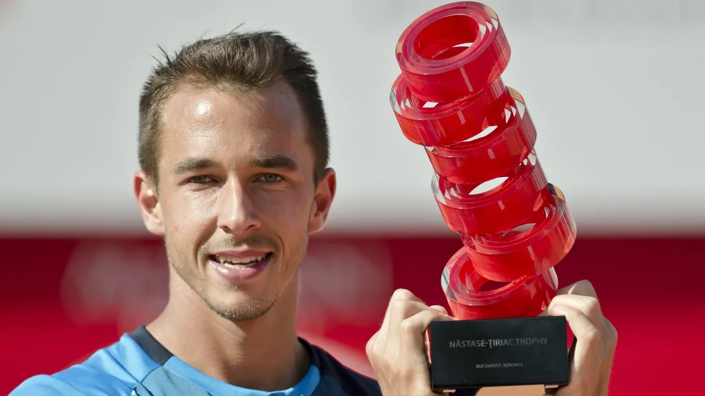 Lukáš Rosol s trofejí po triumfu na turnaji v Bukurešti