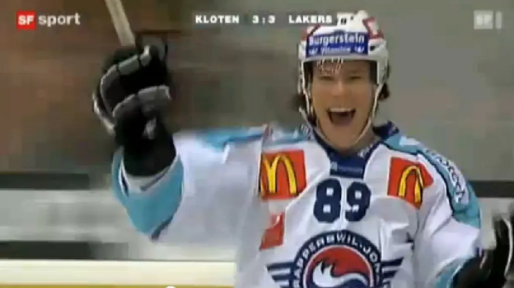 Hokejista Rapperswilu se právem raduje...