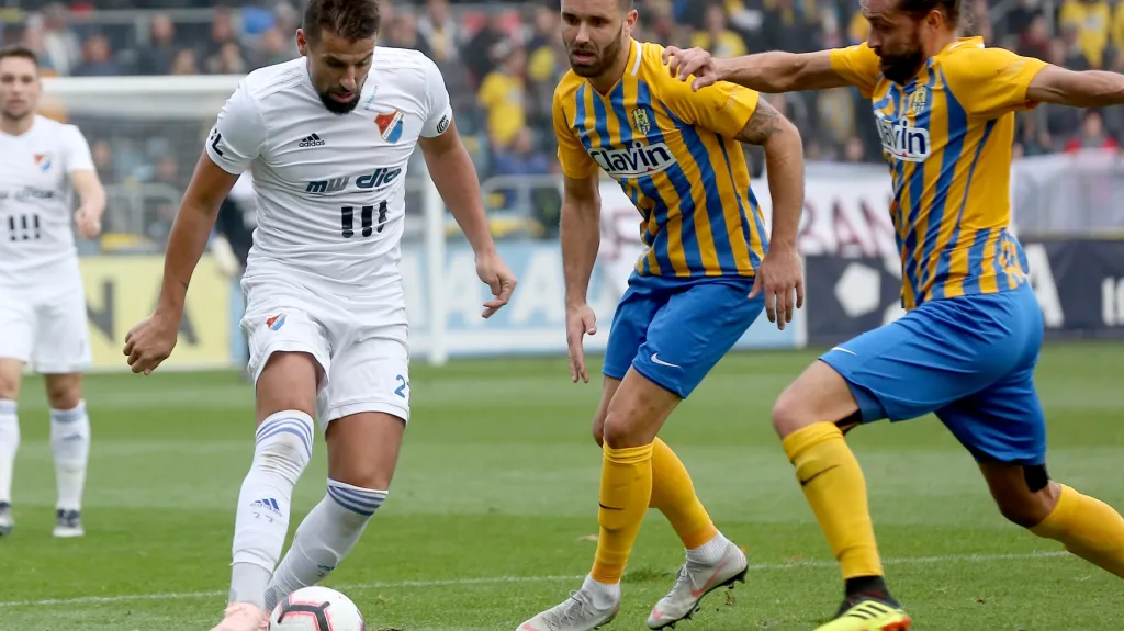 Milan Baroš z Ostravy (vlevo) v utkání s Opavou
