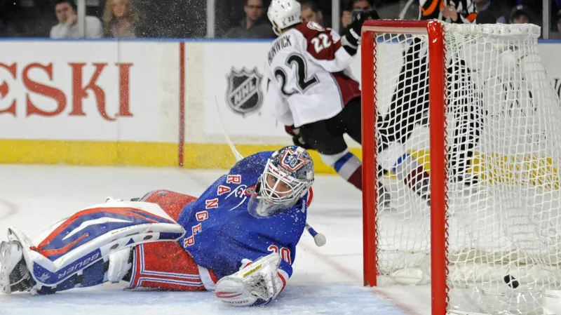 Brankář Henrik Lundqvist inkasuje branku