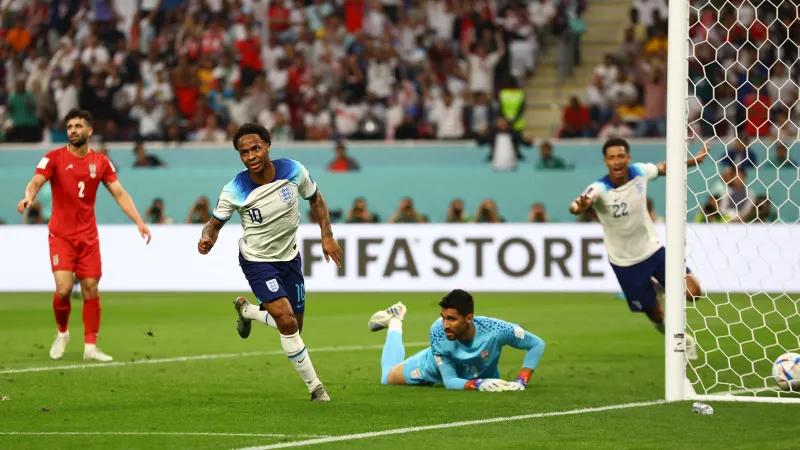 Raheem Sterling z Anglie se raduje z gólu v siti Íránu