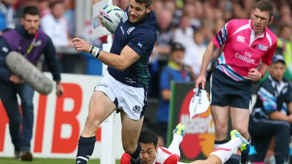 Japonec Kenki Fukuoka se snaží zatavil Tommy Seymoura ze Skotska