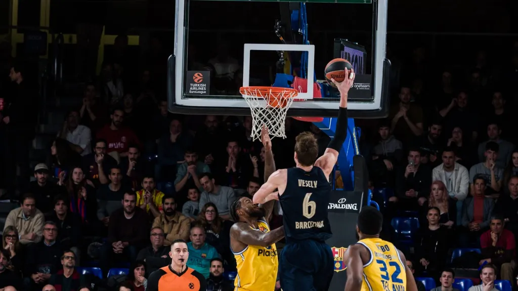 Jan Veselý smečuje v utkání proti Maccabi