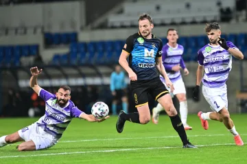 Libor Kozák (uprostřed) v dresu Puskás Akadémie