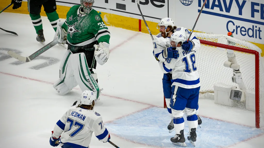 Hokejisté Tampy Bay oslavují gól ve finále Stanley Cupu