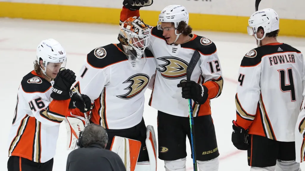 Lukáš Dostál přijímá gratulace spoluhráčů