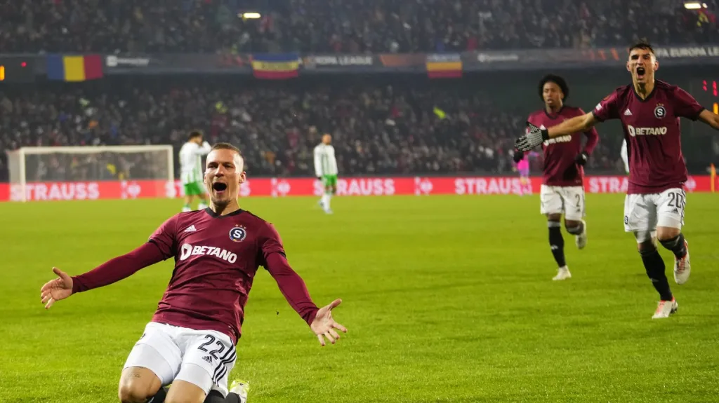 Lukáš Harsalín oslavuje gól v zápase s Betisem