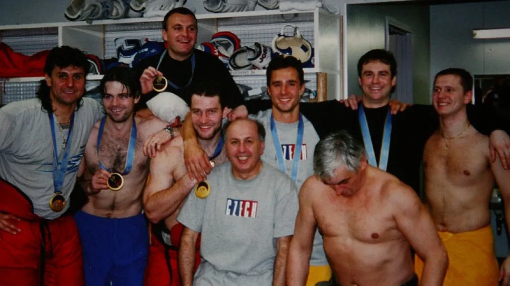 Čeští hokejisté v Naganu s trenérem Hlinkou a masérem Šaškem (uprostřed)