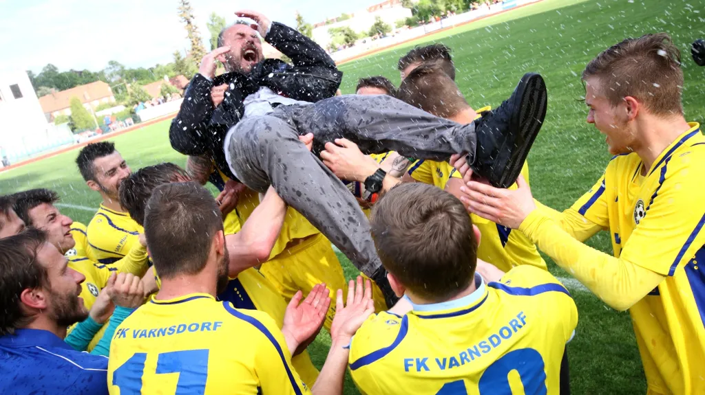 Varnsdorfští hráči s trenérem Frťalou