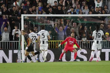 Daniel Fila skóruje proti Juventusu