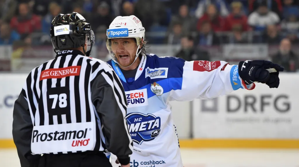 Brněnský Martin Erat v diskuzi s rozhodčím 