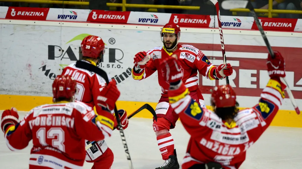 Erik Hrňa (uprostřed) slaví vstřelenou branku se svými spoluhráči z Třince