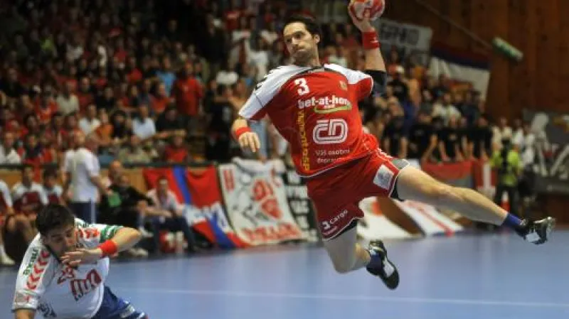 Český házenkář Jiří Vítek (vpravo) a Srb Nenad Vučkovič ze Srbska