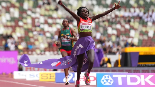 Závěr maratonu žen a nevěřícná reakce bronzové Paternainové