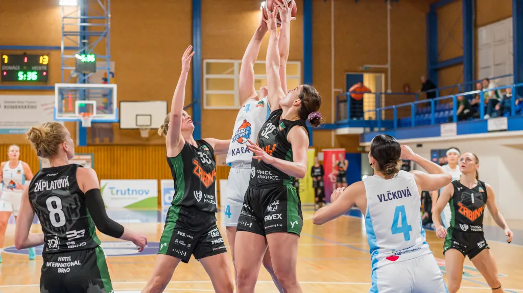 Basketbalistky Žabin blokující trutnovský útok