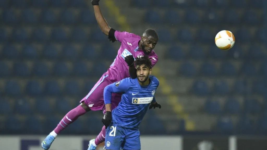 Kasim Adams z Hoffenheimu v souboji s Júsufem Hilálem