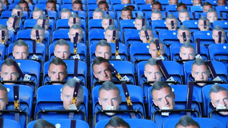 Sedačky na stadionu Leicesteru City zdobily masky Vardyho