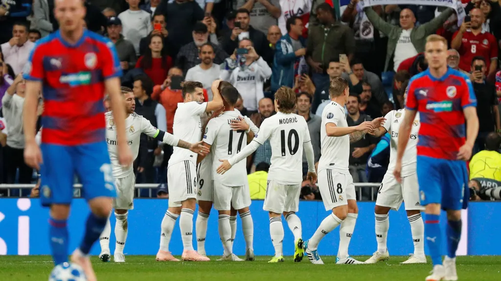 Fotbalisté Realu Madrid se radují z gólu proti Plzni