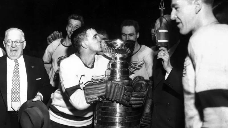 Jack Adams (vlevo) a kapitán Ted Lindsay po zisku Stanley Cupu