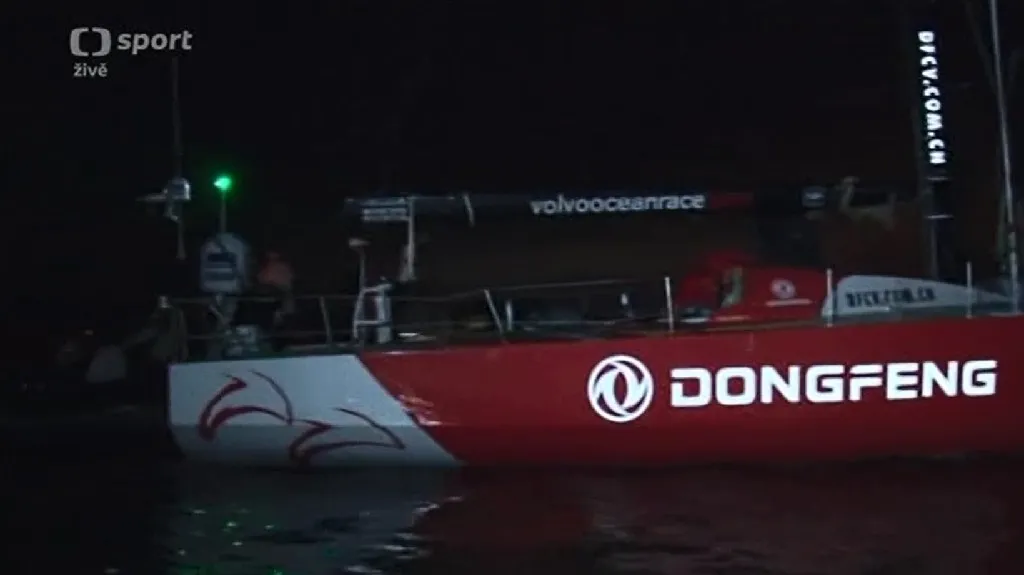 Nový stěžeň přivezlo Dongfengu až letadlo