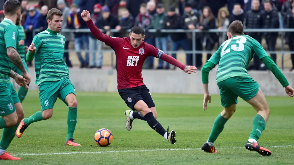 Sparťan Nicolae Stanciu v utkání proti Vltavínu