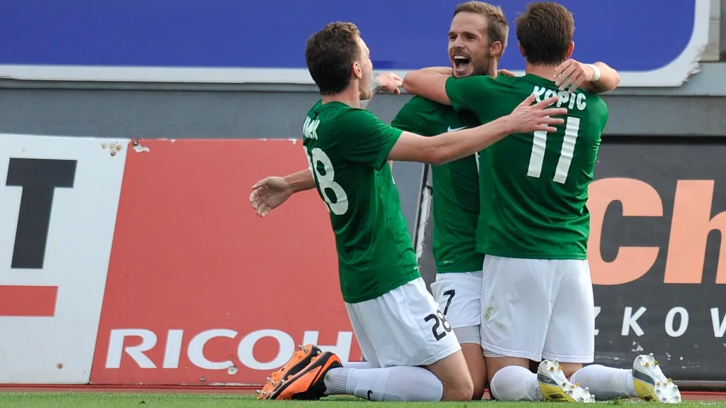 Jablonecký Filip Novák (uprostřed) slaví vstřelenou branku