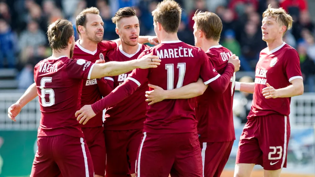 Slavící fotbalisté Sparty