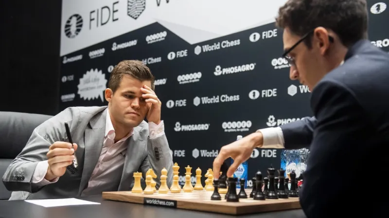 Caruana drží s Carlsenem vyrovnaný krok i po osmé partii