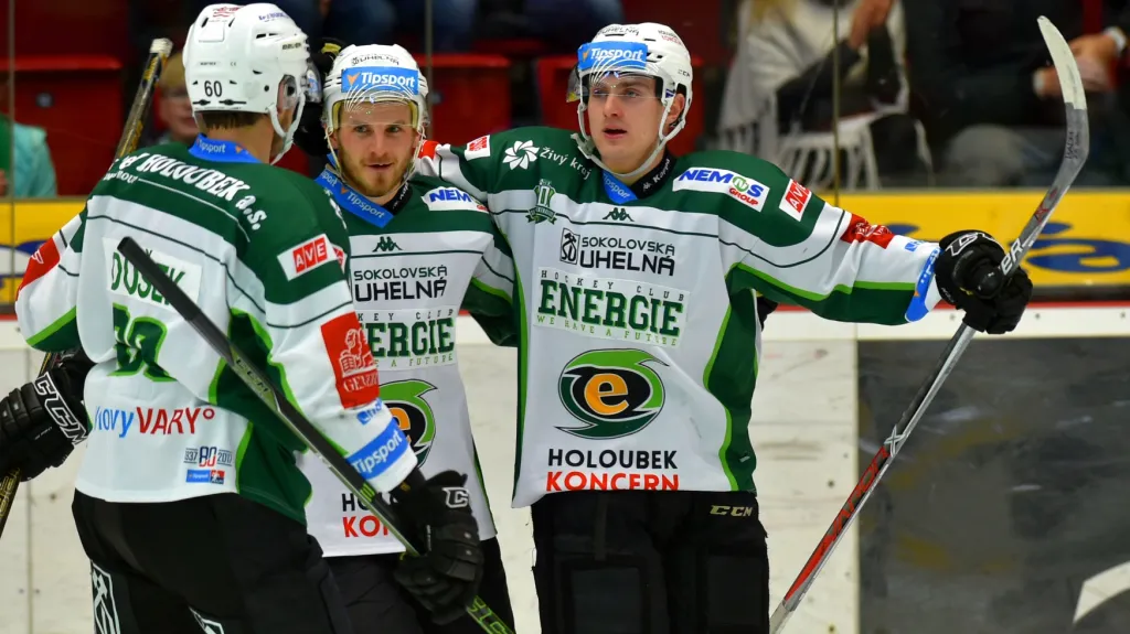 Hokejisté Karlových Varů se radují ze vstřeleného gólu