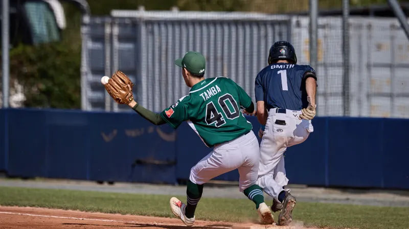 Natsuki Tamba a Tyler Smith v souboji na metě