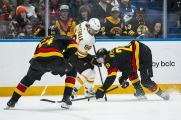 David Pastrňák v utkání s Vancouverem