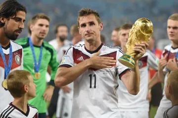 Miroslav Klose s trofejí pro mistry světa