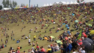 Žluté deštníky, žlutá trička – nepřehlédnutelní fanoušci čísla 46