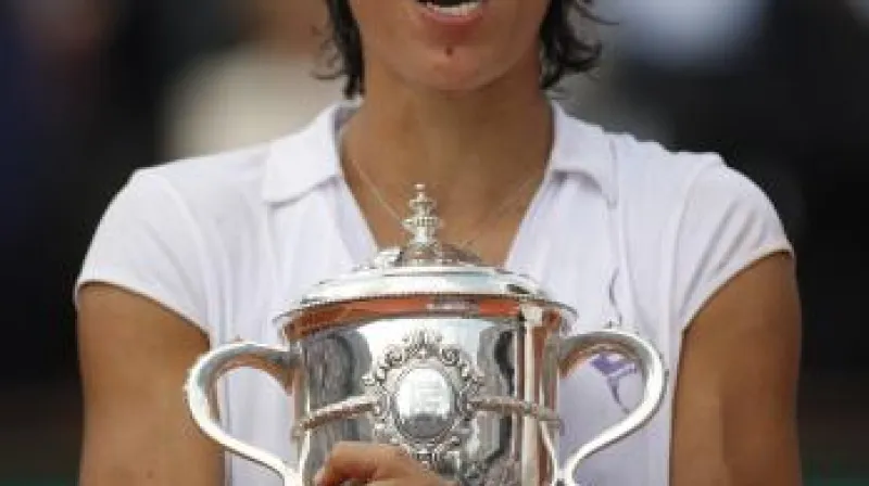 Francesca Schiavoneová s pohárem pro vítězku French Open