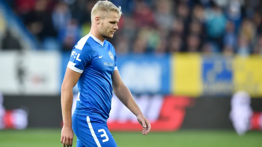Liberecký obránce Jan Mikula odchází po červené kartě