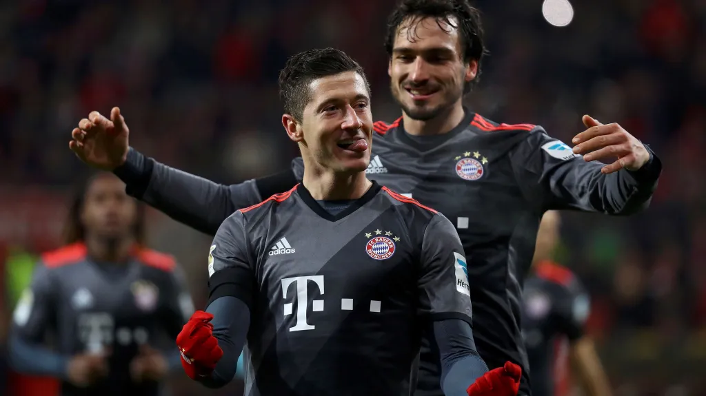 Lewandowski slaví se spoluhráči gól proti Mohuči