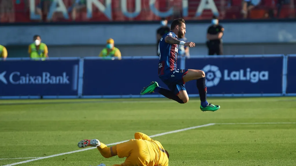 Tomáš Vaclík v utkání s Levante