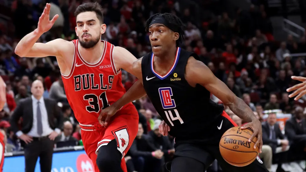 Rozehrávač Chicaga Tomáš Satoranský proti Terence Mannovi z LA Clippers