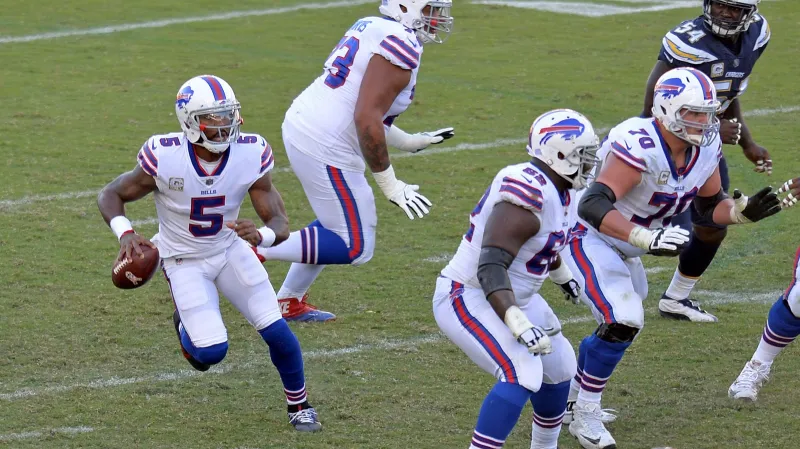 Tyrod Taylor (vlevo) v utkání s LA Chargers