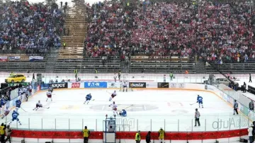 Hokejový zápas pod širým nebem