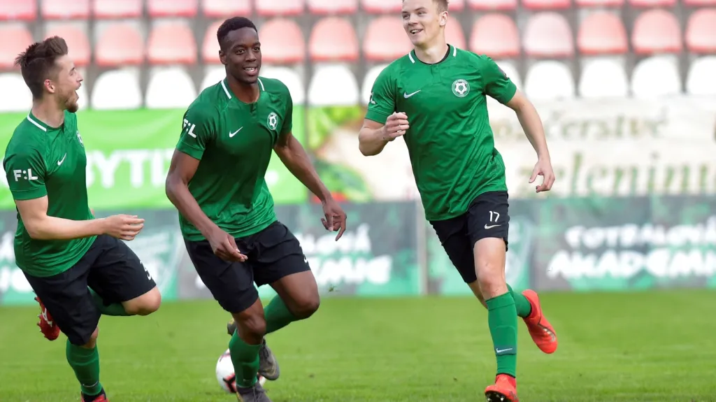 Příbramský útočník Jan Matoušek slaví se spoluhráči gól