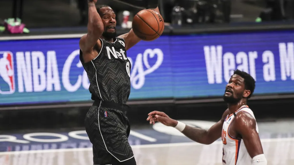 Kevin Durant v utkání s Phoenixem