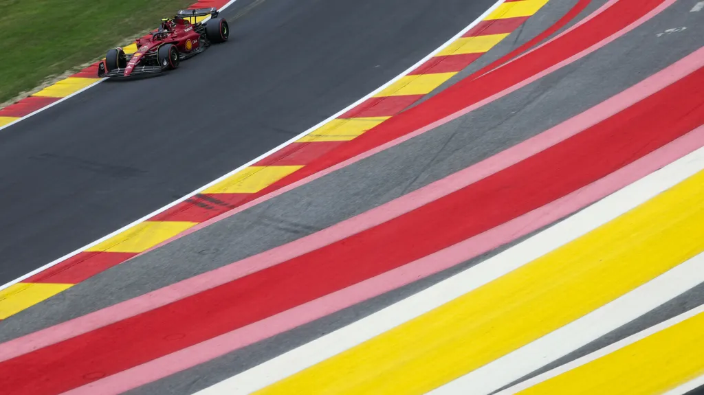 Carlos Sainz odstartuje v Belgii z jedničky